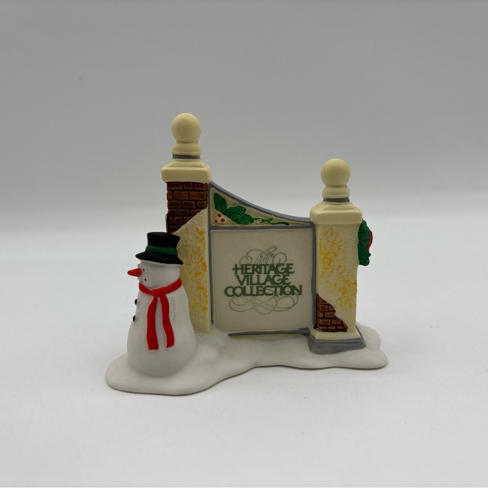 Department 56 Heritage Village Accessories Village Sign With Snowman 5572-7 EUC